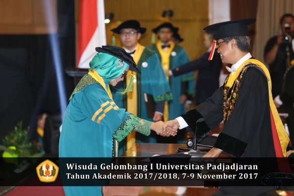 Wisuda Unpad Gel I TA 2017_2018  Fakultas kedokteran oleh Rektor 110