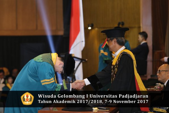 Wisuda Unpad Gel I TA 2017_2018  Fakultas kedokteran oleh Rektor 111