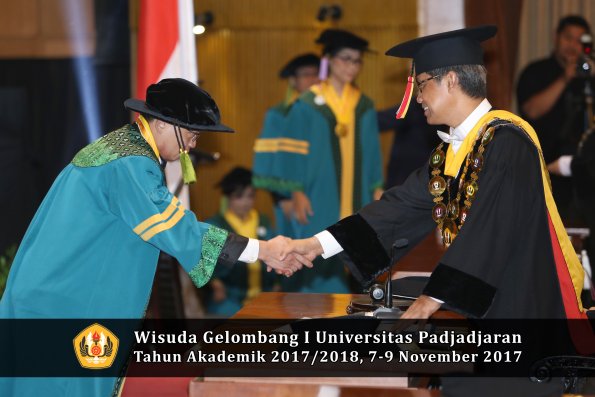 Wisuda Unpad Gel I TA 2017_2018  Fakultas kedokteran oleh Rektor 114