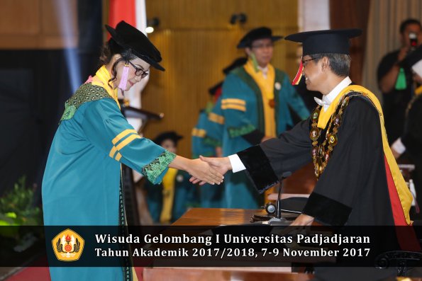 Wisuda Unpad Gel I TA 2017_2018  Fakultas kedokteran oleh Rektor 115