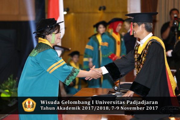 Wisuda Unpad Gel I TA 2017_2018  Fakultas kedokteran oleh Rektor 117