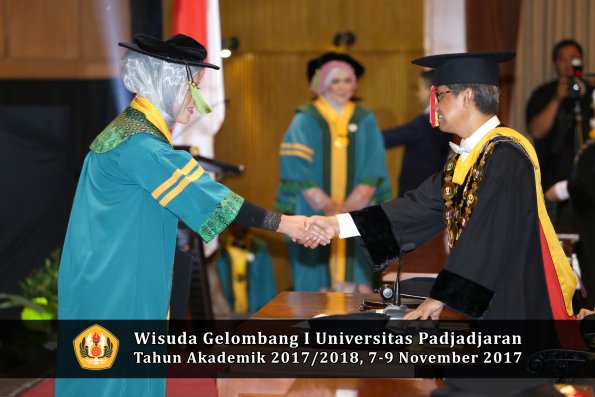 Wisuda Unpad Gel I TA 2017_2018  Fakultas kedokteran oleh Rektor 122