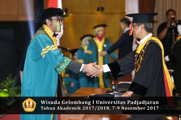 Wisuda Unpad Gel I TA 2017_2018  Fakultas kedokteran oleh Rektor 128