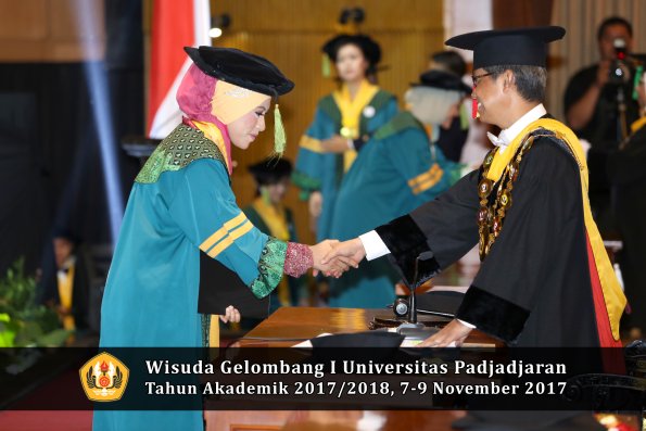 Wisuda Unpad Gel I TA 2017_2018  Fakultas kedokteran oleh Rektor 129