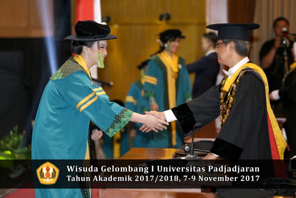 Wisuda Unpad Gel I TA 2017_2018  Fakultas kedokteran oleh Rektor 132