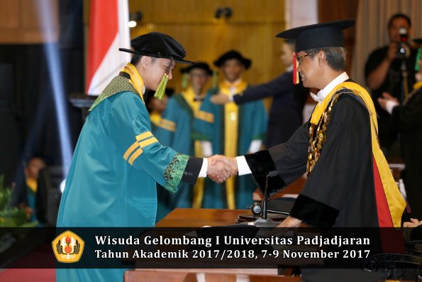 Wisuda Unpad Gel I TA 2017_2018  Fakultas kedokteran oleh Rektor 136