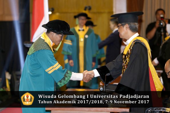 Wisuda Unpad Gel I TA 2017_2018  Fakultas kedokteran oleh Rektor 137