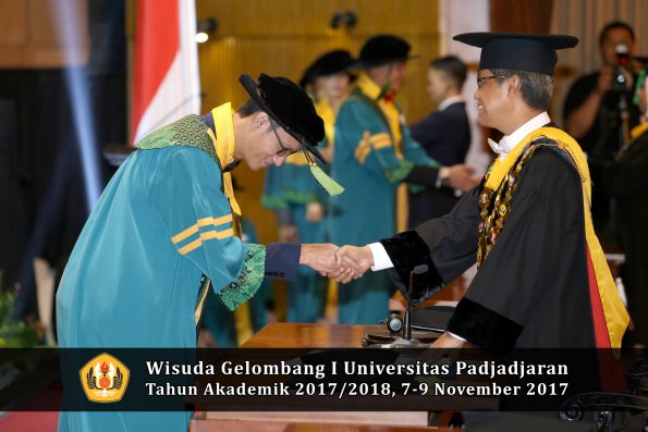 Wisuda Unpad Gel I TA 2017_2018  Fakultas kedokteran oleh Rektor 138