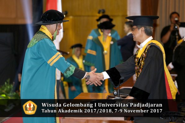 Wisuda Unpad Gel I TA 2017_2018  Fakultas kedokteran oleh Rektor 139
