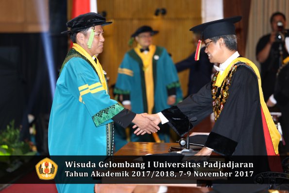 Wisuda Unpad Gel I TA 2017_2018  Fakultas kedokteran oleh Rektor 142