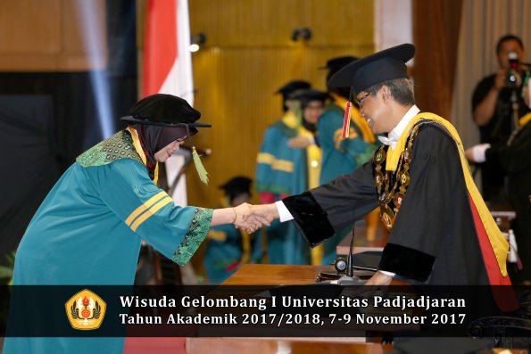 Wisuda Unpad Gel I TA 2017_2018  Fakultas kedokteran oleh Rektor 144