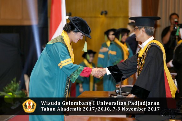 Wisuda Unpad Gel I TA 2017_2018  Fakultas kedokteran oleh Rektor 147