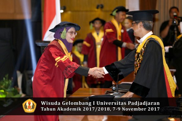 Wisuda Unpad Gel I TA 2017_2018  Fakultas kedokteran oleh Rektor 157