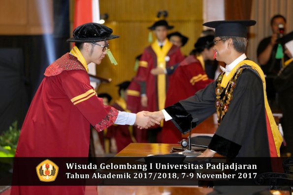 Wisuda Unpad Gel I TA 2017_2018  Fakultas kedokteran oleh Rektor 165