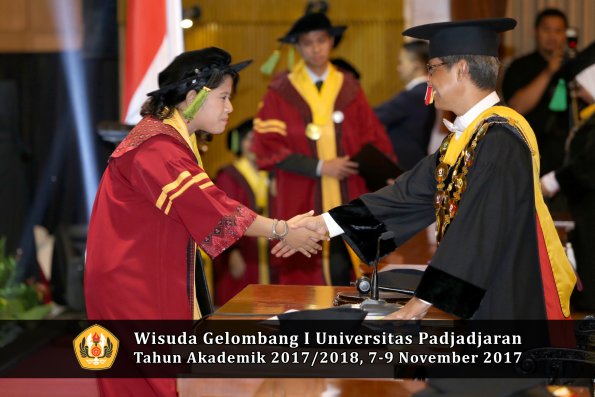 Wisuda Unpad Gel I TA 2017_2018  Fakultas kedokteran oleh Rektor 166