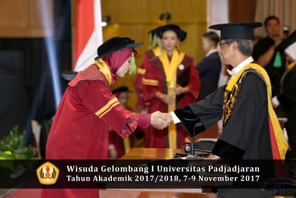 Wisuda Unpad Gel I TA 2017_2018  Fakultas kedokteran oleh Rektor 169