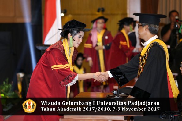 Wisuda Unpad Gel I TA 2017_2018  Fakultas kedokteran oleh Rektor 172