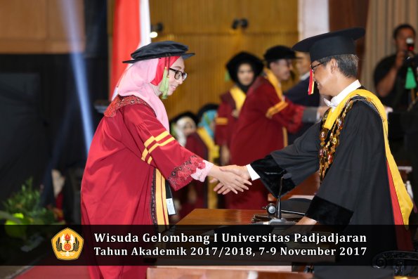 Wisuda Unpad Gel I TA 2017_2018  Fakultas kedokteran oleh Rektor 174
