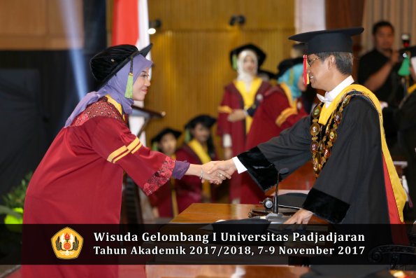 Wisuda Unpad Gel I TA 2017_2018  Fakultas kedokteran oleh Rektor 177
