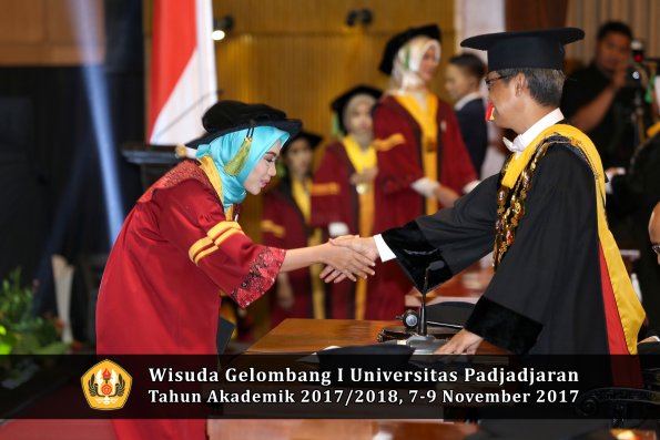 Wisuda Unpad Gel I TA 2017_2018  Fakultas kedokteran oleh Rektor 178