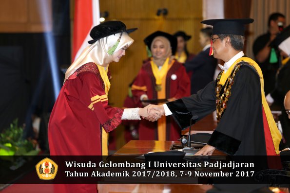 Wisuda Unpad Gel I TA 2017_2018  Fakultas kedokteran oleh Rektor 179