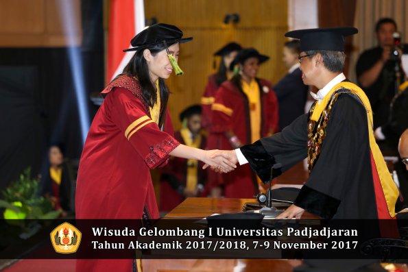 Wisuda Unpad Gel I TA 2017_2018  Fakultas kedokteran oleh Rektor 182