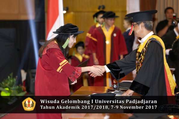 Wisuda Unpad Gel I TA 2017_2018  Fakultas kedokteran oleh Rektor 184