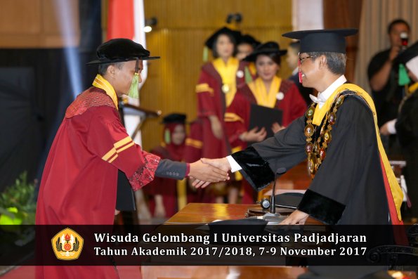 Wisuda Unpad Gel I TA 2017_2018  Fakultas kedokteran oleh Rektor 187