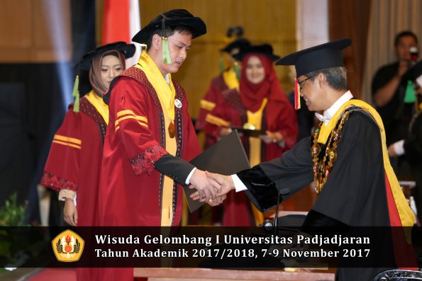 Wisuda Unpad Gel I TA 2017_2018  Fakultas kedokteran oleh Rektor 190