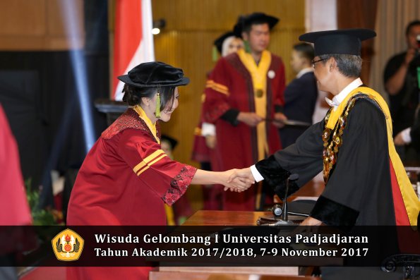 Wisuda Unpad Gel I TA 2017_2018  Fakultas kedokteran oleh Rektor 194