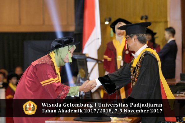 Wisuda Unpad Gel I TA 2017_2018  Fakultas kedokteran oleh Rektor 199