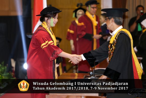 Wisuda Unpad Gel I TA 2017_2018  Fakultas kedokteran oleh Rektor 206