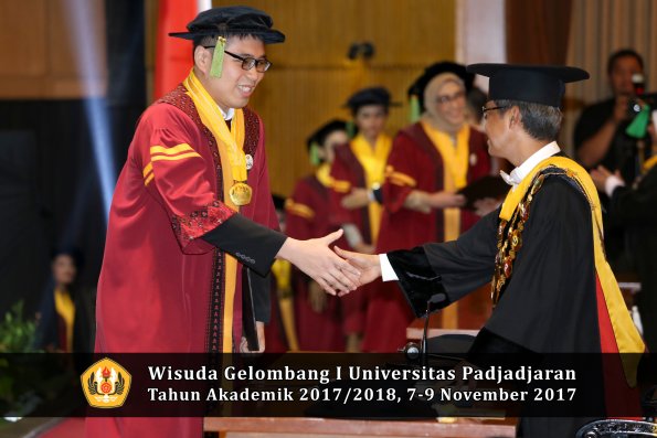 Wisuda Unpad Gel I TA 2017_2018  Fakultas kedokteran oleh Rektor 207
