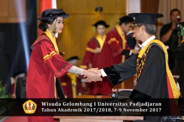 Wisuda Unpad Gel I TA 2017_2018  Fakultas kedokteran oleh Rektor 209