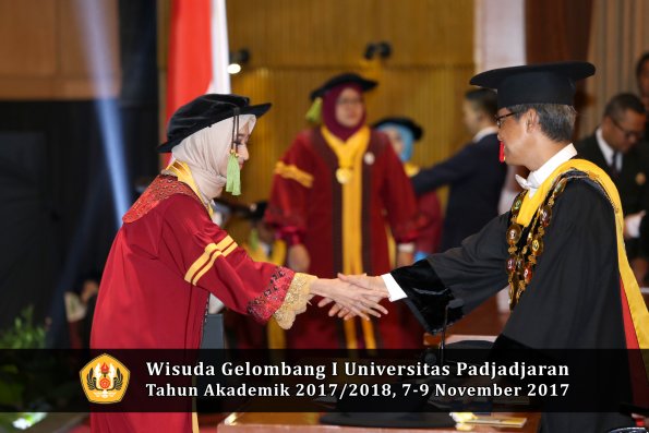 Wisuda Unpad Gel I TA 2017_2018  Fakultas kedokteran oleh Rektor 219