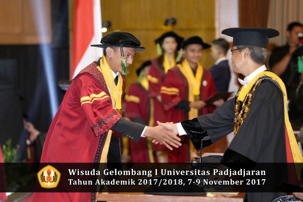 Wisuda Unpad Gel I TA 2017_2018  Fakultas kedokteran oleh Rektor 223