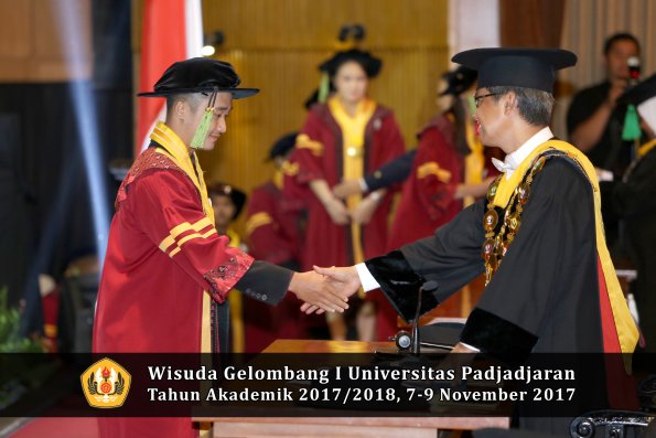 Wisuda Unpad Gel I TA 2017_2018  Fakultas kedokteran oleh Rektor 224