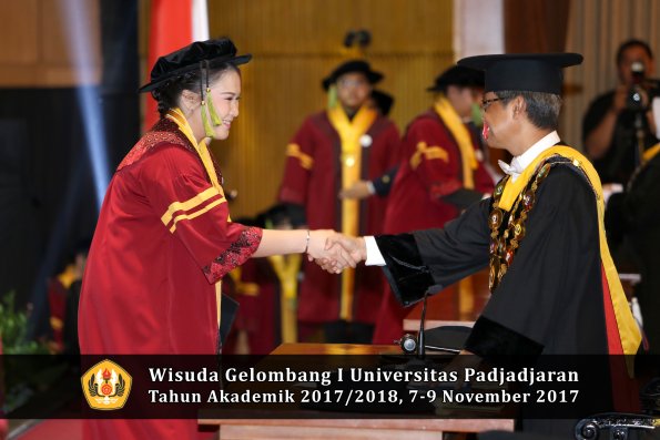 Wisuda Unpad Gel I TA 2017_2018  Fakultas kedokteran oleh Rektor 226
