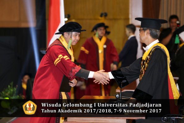 Wisuda Unpad Gel I TA 2017_2018  Fakultas kedokteran oleh Rektor 227