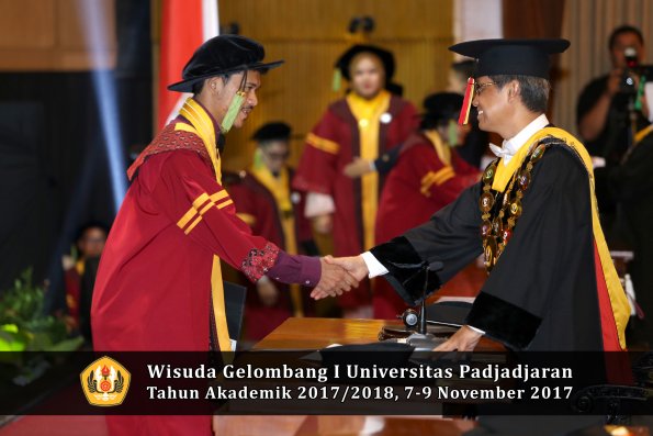 Wisuda Unpad Gel I TA 2017_2018  Fakultas kedokteran oleh Rektor 229