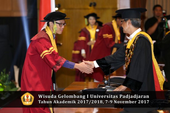 Wisuda Unpad Gel I TA 2017_2018  Fakultas kedokteran oleh Rektor 235