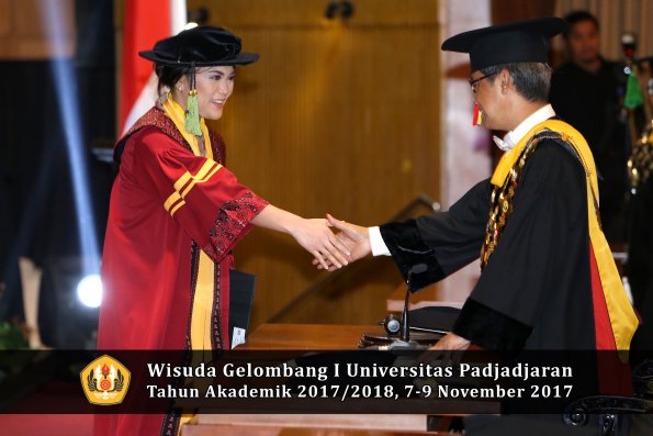 Wisuda Unpad Gel I TA 2017_2018  Fakultas kedokteran oleh Rektor 239