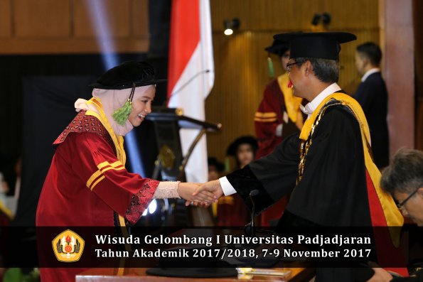 Wisuda Unpad Gel I TA 2017_2018  Fakultas kedokteran oleh Rektor 246