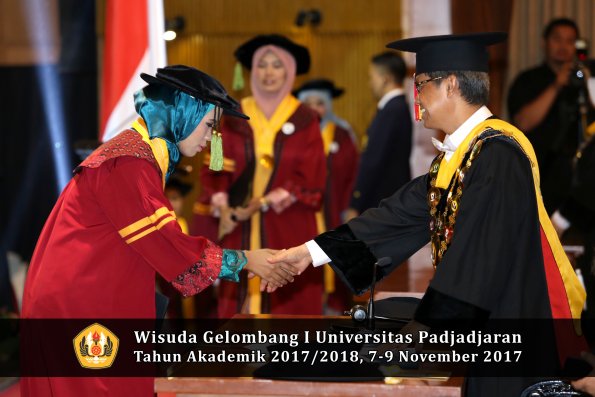 Wisuda Unpad Gel I TA 2017_2018  Fakultas kedokteran oleh Rektor 248
