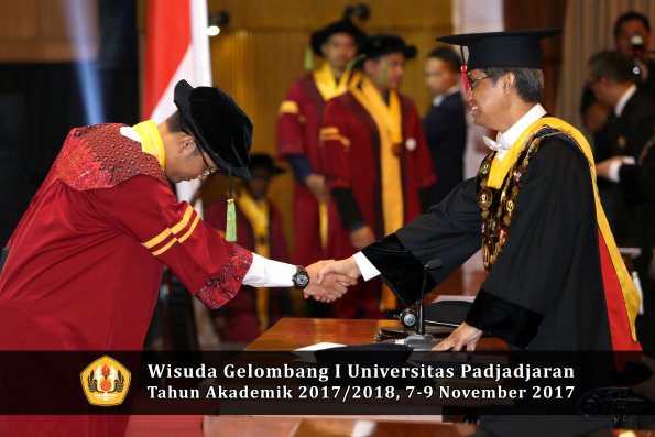 Wisuda Unpad Gel I TA 2017_2018  Fakultas kedokteran oleh Rektor 254