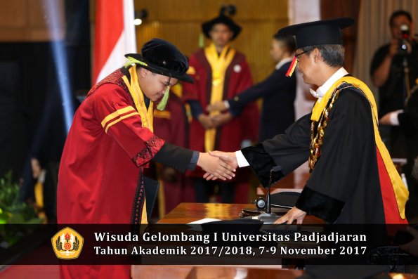 Wisuda Unpad Gel I TA 2017_2018  Fakultas kedokteran oleh Rektor 255