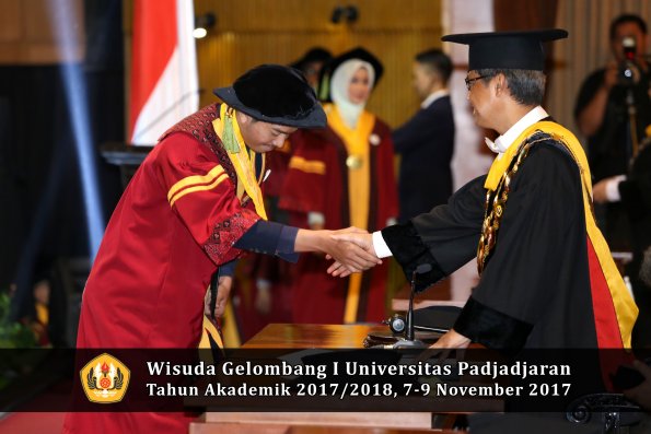 Wisuda Unpad Gel I TA 2017_2018  Fakultas kedokteran oleh Rektor 256