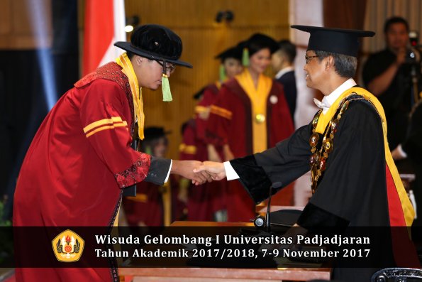 Wisuda Unpad Gel I TA 2017_2018  Fakultas kedokteran oleh Rektor 284