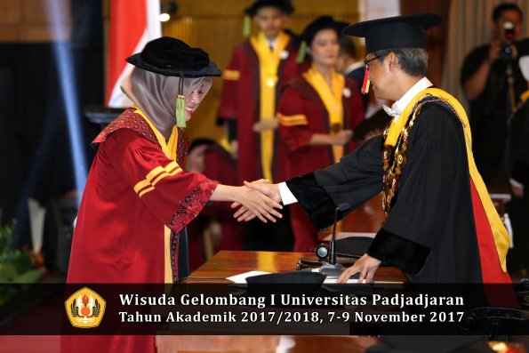Wisuda Unpad Gel I TA 2017_2018  Fakultas kedokteran oleh Rektor 288