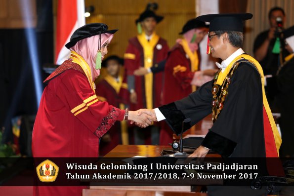 Wisuda Unpad Gel I TA 2017_2018  Fakultas kedokteran oleh Rektor 292
